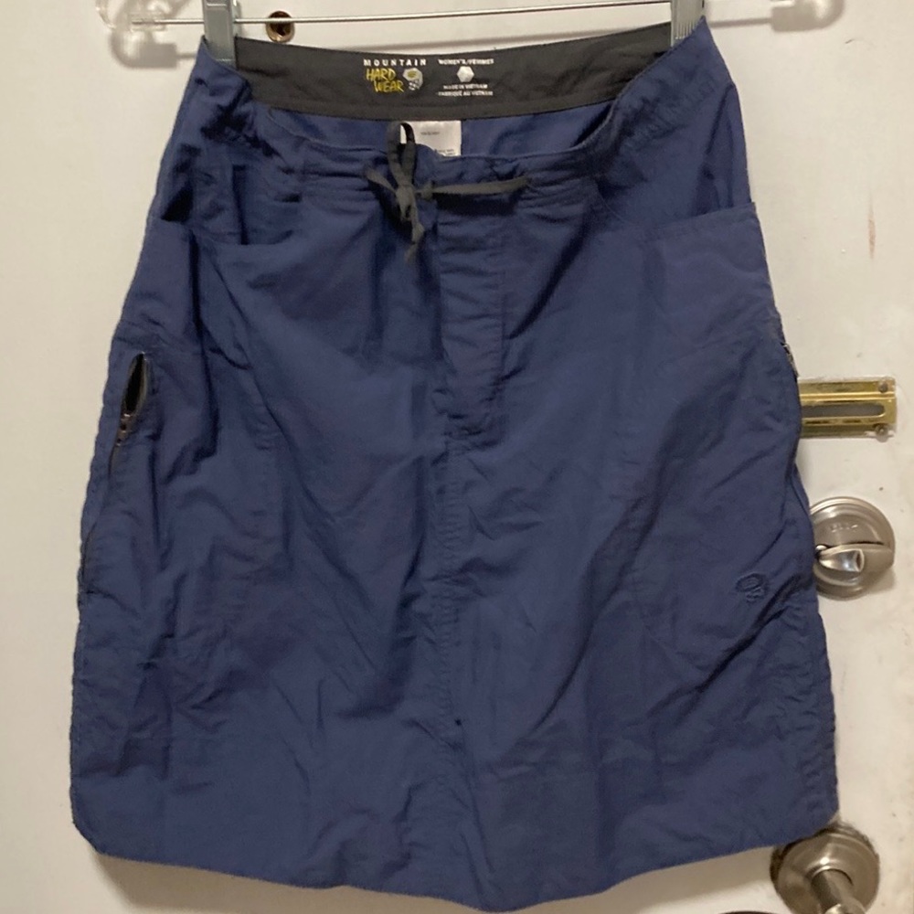 Adorable Mountain Hardwear Hiking Skirt. Size 4